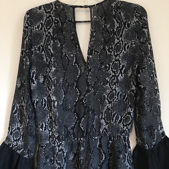 PARKER 100% Silk Snake Print Long Bell Sleeve V-neck Peplum Hem Blouse - Picture 5 of 15